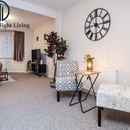 Dwellers Delight Living Ltd Serviced Accommodation Fabulous House 3 Bedroom, Hainault Prime Location ,Greater London With Parking & Wifi, 2 Bathroom, Garden تشيجويل المظهر الخارجي الصورة