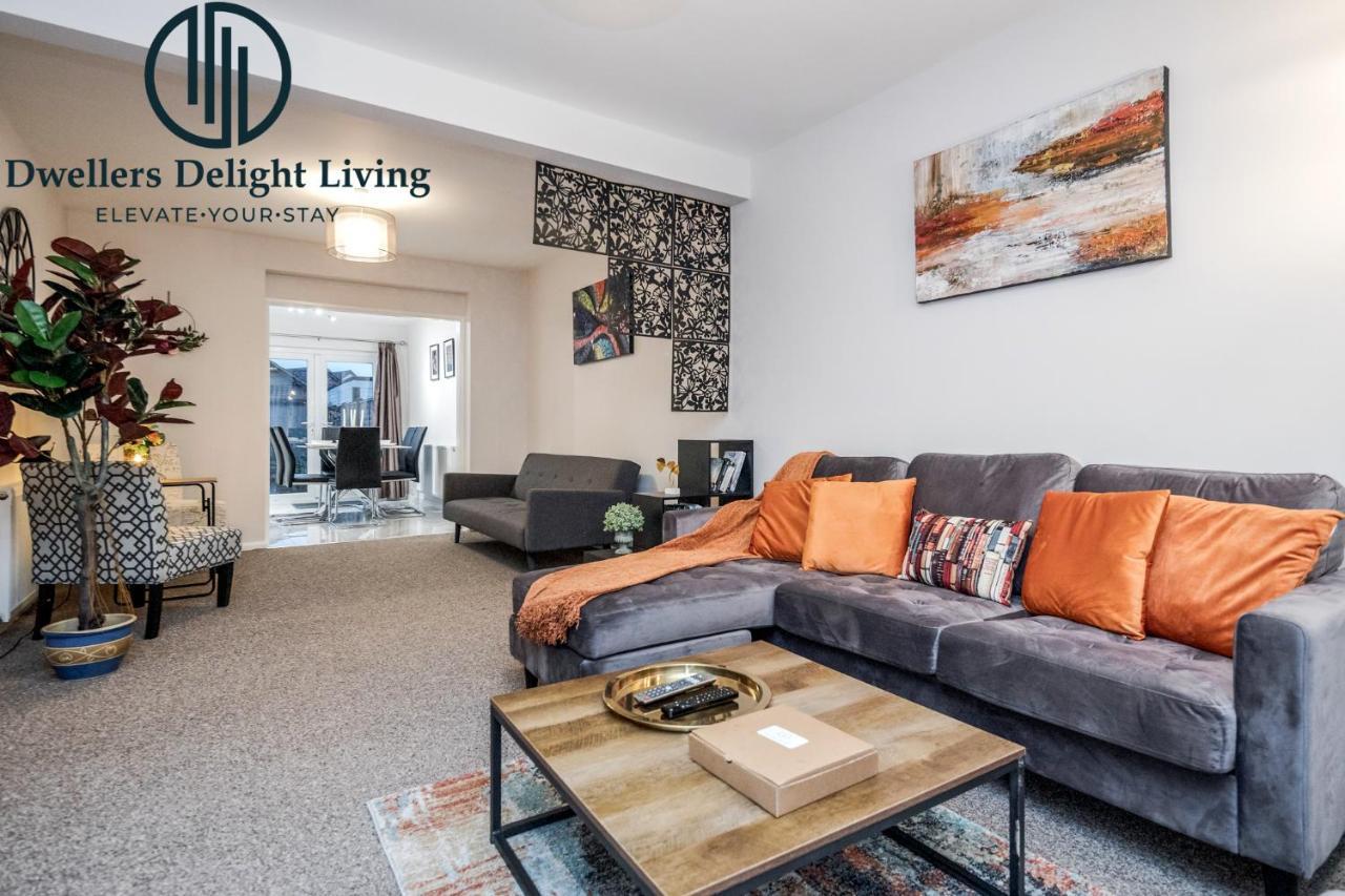 Dwellers Delight Living Ltd Serviced Accommodation Fabulous House 3 Bedroom, Hainault Prime Location ,Greater London With Parking & Wifi, 2 Bathroom, Garden تشيجويل المظهر الخارجي الصورة