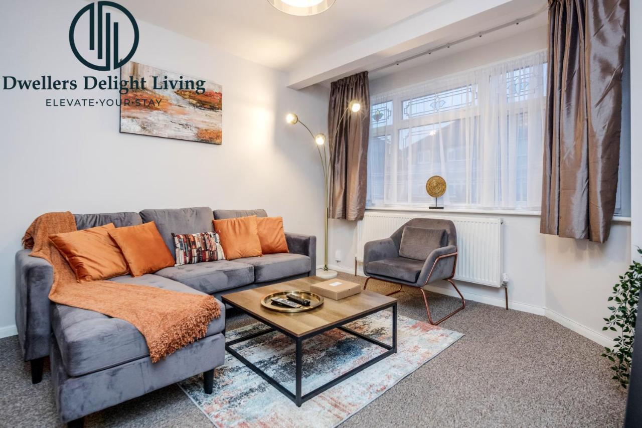 Dwellers Delight Living Ltd Serviced Accommodation Fabulous House 3 Bedroom, Hainault Prime Location ,Greater London With Parking & Wifi, 2 Bathroom, Garden تشيجويل المظهر الخارجي الصورة
