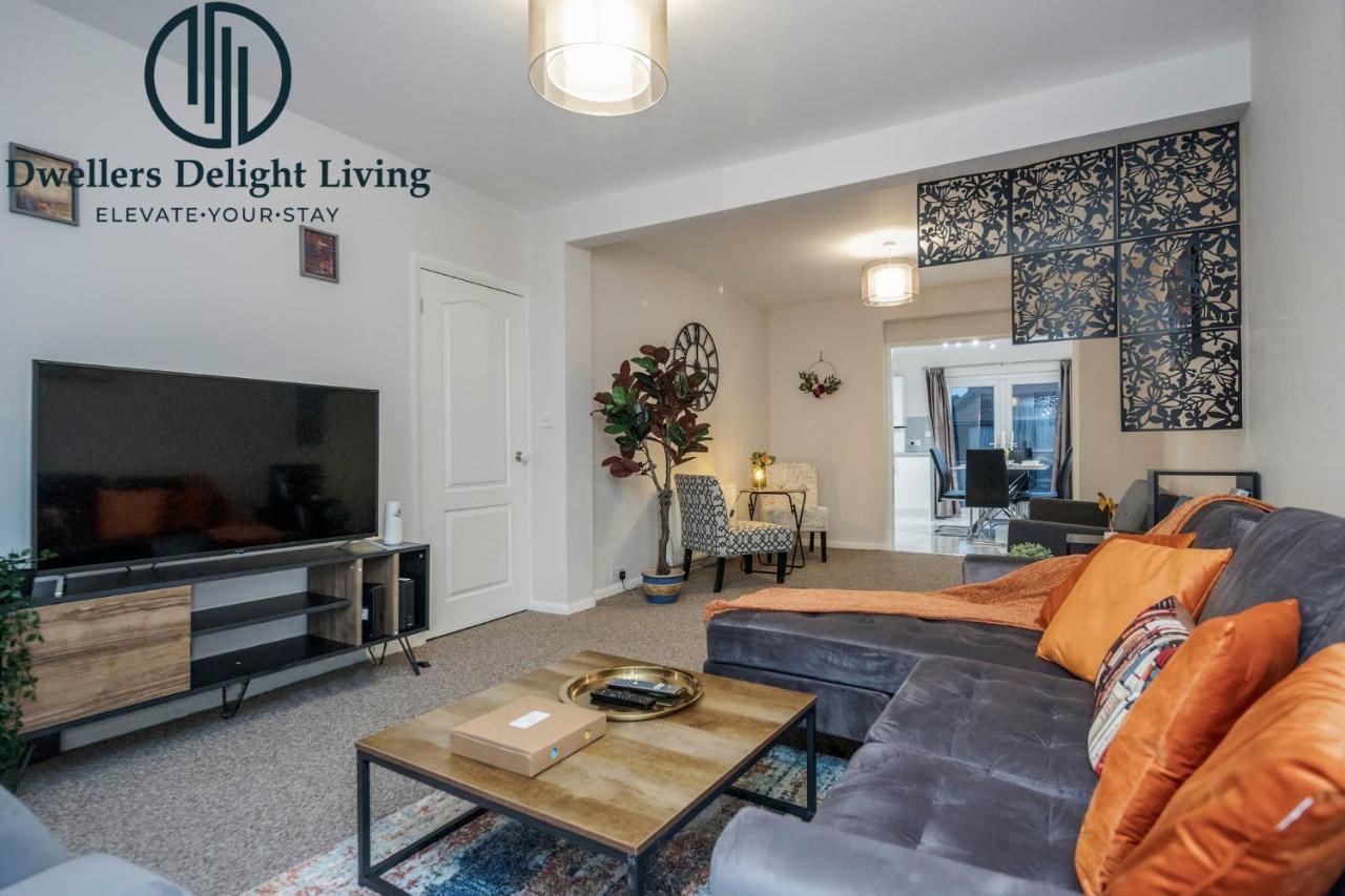 Dwellers Delight Living Ltd Serviced Accommodation Fabulous House 3 Bedroom, Hainault Prime Location ,Greater London With Parking & Wifi, 2 Bathroom, Garden تشيجويل المظهر الخارجي الصورة