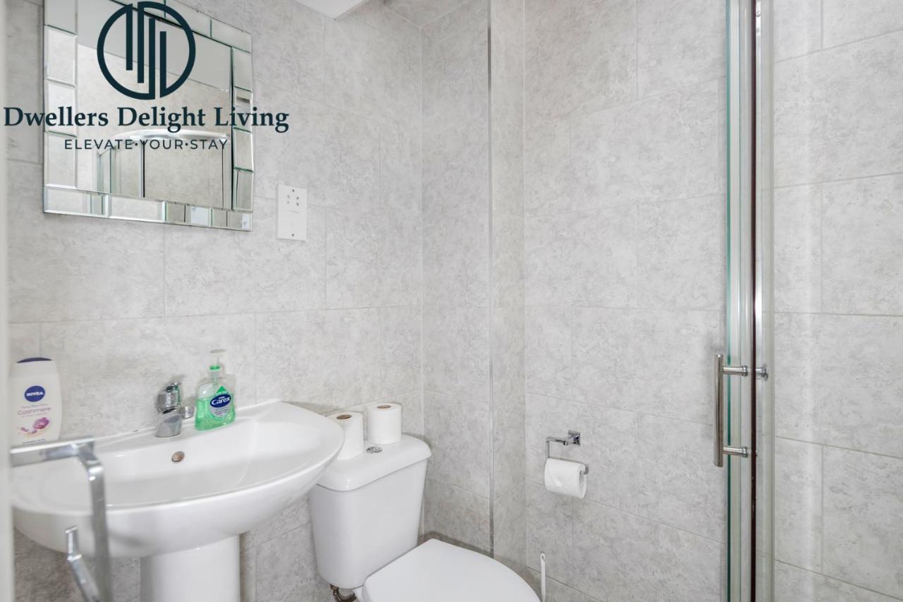 Dwellers Delight Living Ltd Serviced Accommodation Fabulous House 3 Bedroom, Hainault Prime Location ,Greater London With Parking & Wifi, 2 Bathroom, Garden تشيجويل المظهر الخارجي الصورة