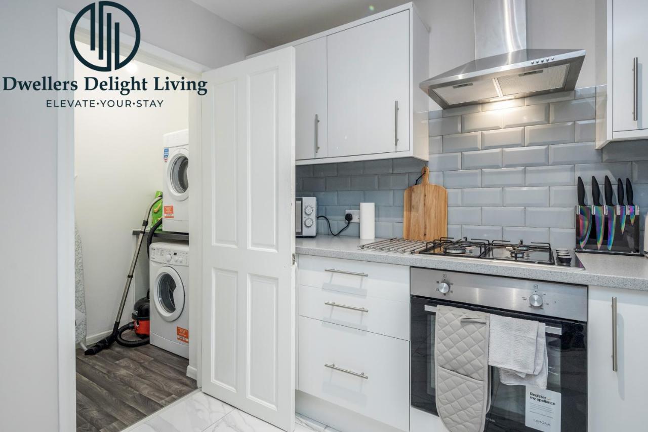 Dwellers Delight Living Ltd Serviced Accommodation Fabulous House 3 Bedroom, Hainault Prime Location ,Greater London With Parking & Wifi, 2 Bathroom, Garden تشيجويل المظهر الخارجي الصورة