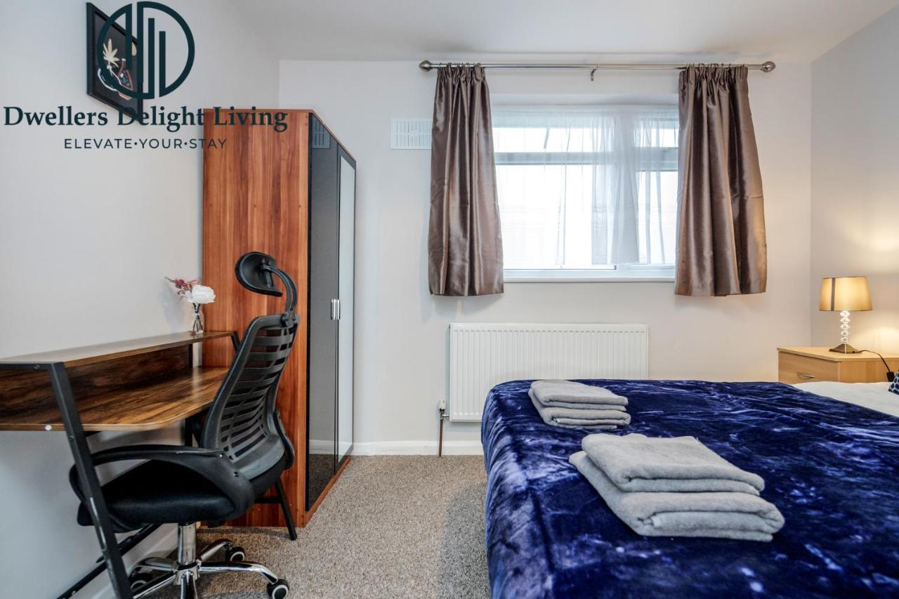 Dwellers Delight Living Ltd Serviced Accommodation Fabulous House 3 Bedroom, Hainault Prime Location ,Greater London With Parking & Wifi, 2 Bathroom, Garden تشيجويل المظهر الخارجي الصورة