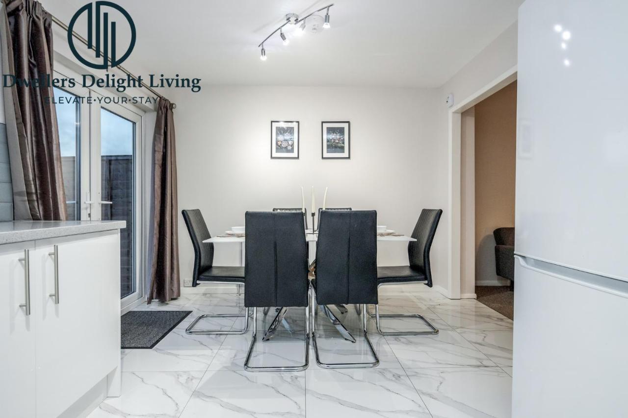 Dwellers Delight Living Ltd Serviced Accommodation Fabulous House 3 Bedroom, Hainault Prime Location ,Greater London With Parking & Wifi, 2 Bathroom, Garden تشيجويل المظهر الخارجي الصورة