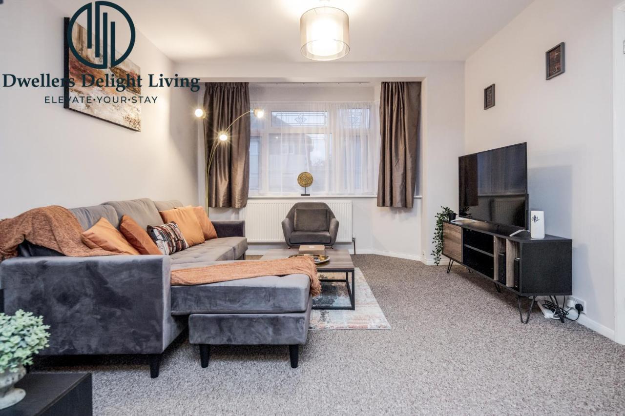 Dwellers Delight Living Ltd Serviced Accommodation Fabulous House 3 Bedroom, Hainault Prime Location ,Greater London With Parking & Wifi, 2 Bathroom, Garden تشيجويل المظهر الخارجي الصورة