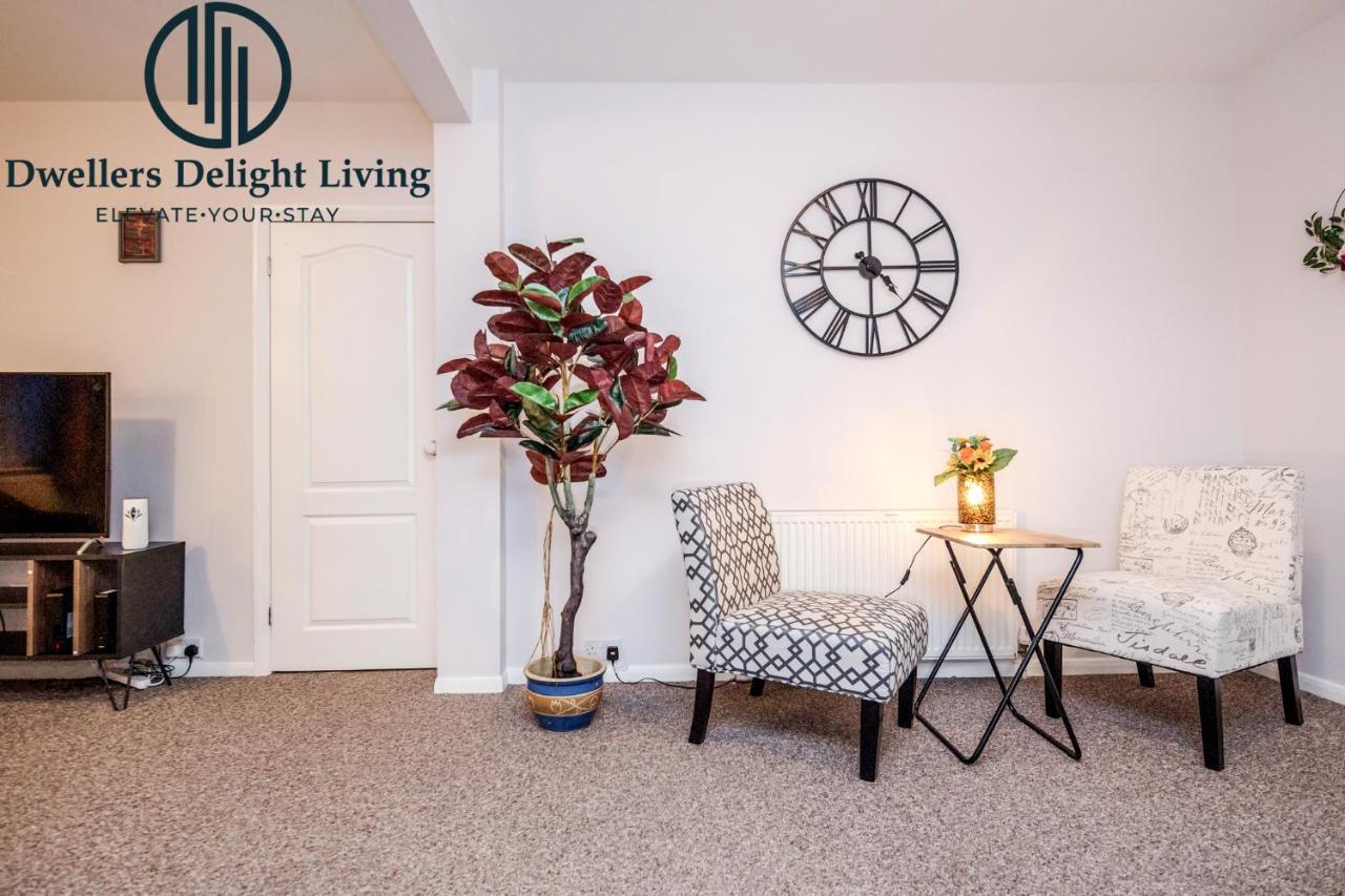 Dwellers Delight Living Ltd Serviced Accommodation Fabulous House 3 Bedroom, Hainault Prime Location ,Greater London With Parking & Wifi, 2 Bathroom, Garden تشيجويل المظهر الخارجي الصورة