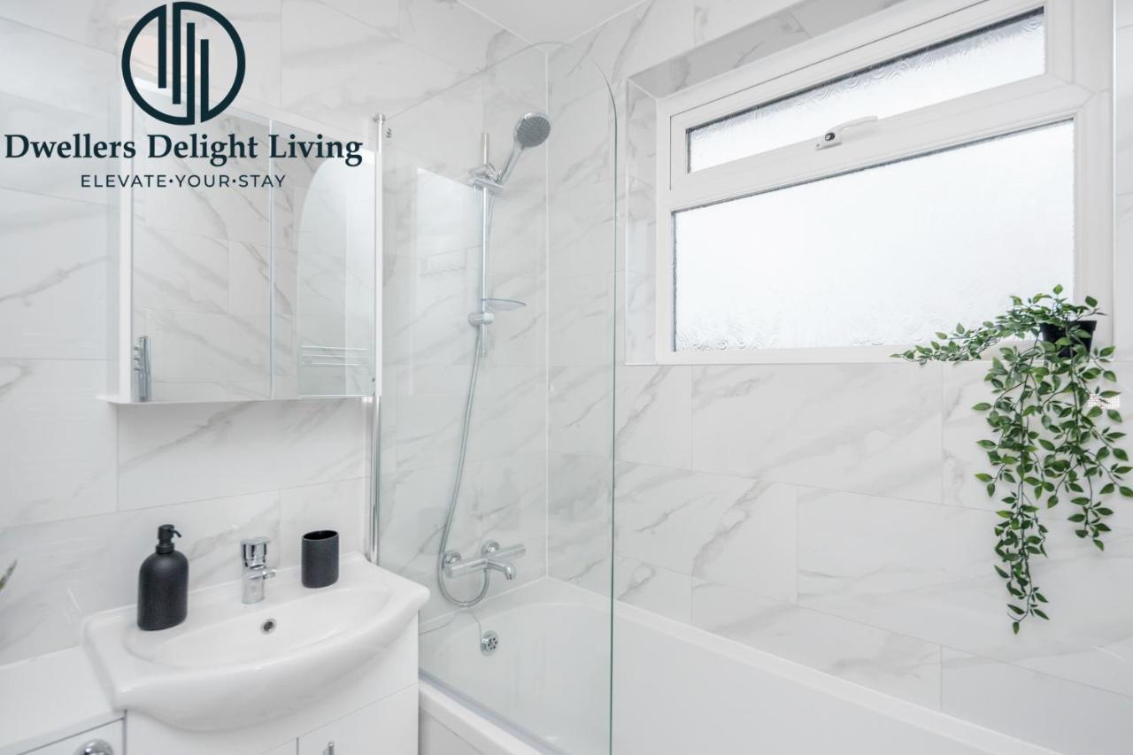 Dwellers Delight Living Ltd Serviced Accommodation Fabulous House 3 Bedroom, Hainault Prime Location ,Greater London With Parking & Wifi, 2 Bathroom, Garden تشيجويل المظهر الخارجي الصورة