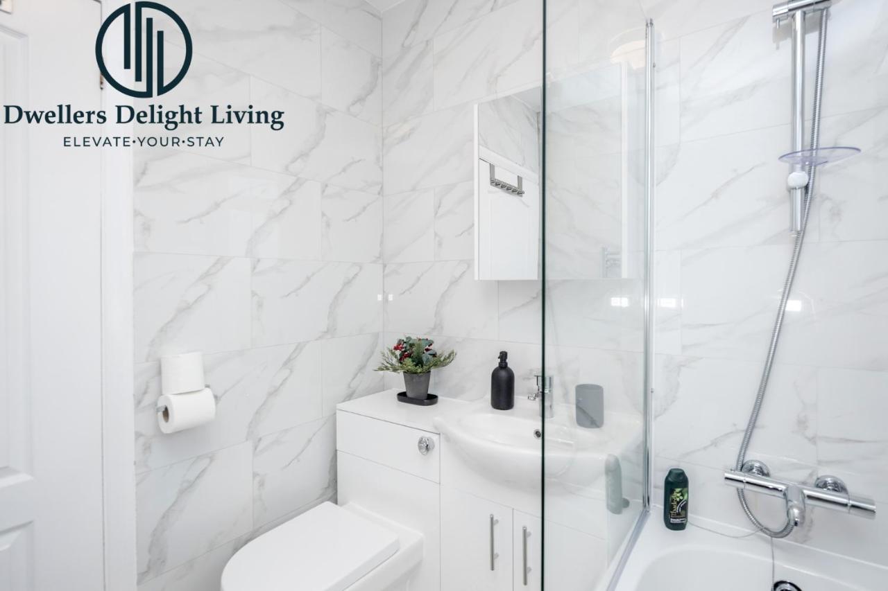 Dwellers Delight Living Ltd Serviced Accommodation Fabulous House 3 Bedroom, Hainault Prime Location ,Greater London With Parking & Wifi, 2 Bathroom, Garden تشيجويل المظهر الخارجي الصورة