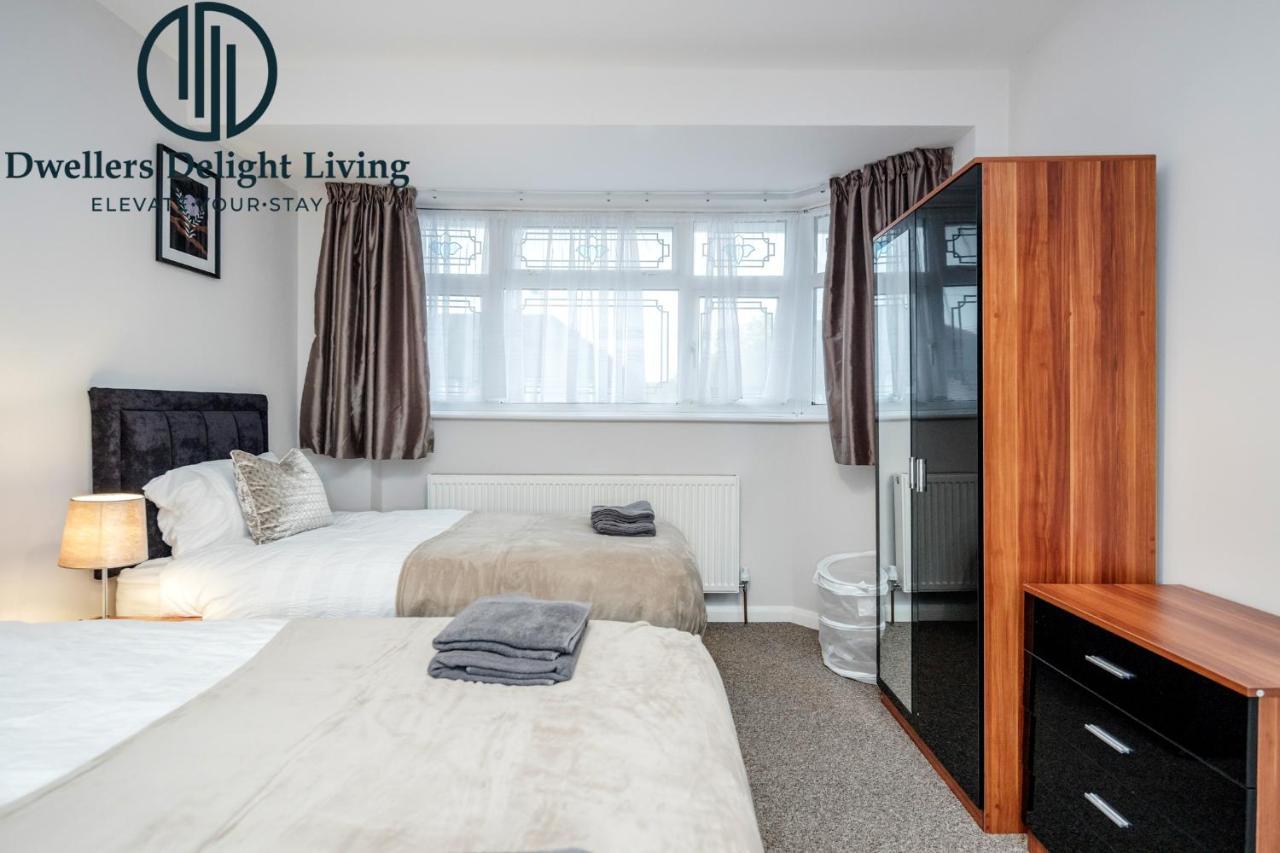 Dwellers Delight Living Ltd Serviced Accommodation Fabulous House 3 Bedroom, Hainault Prime Location ,Greater London With Parking & Wifi, 2 Bathroom, Garden تشيجويل المظهر الخارجي الصورة