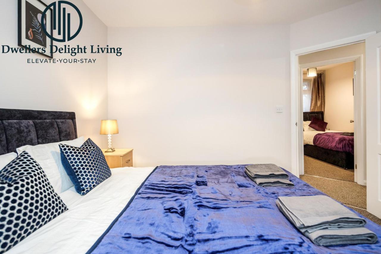 Dwellers Delight Living Ltd Serviced Accommodation Fabulous House 3 Bedroom, Hainault Prime Location ,Greater London With Parking & Wifi, 2 Bathroom, Garden تشيجويل المظهر الخارجي الصورة