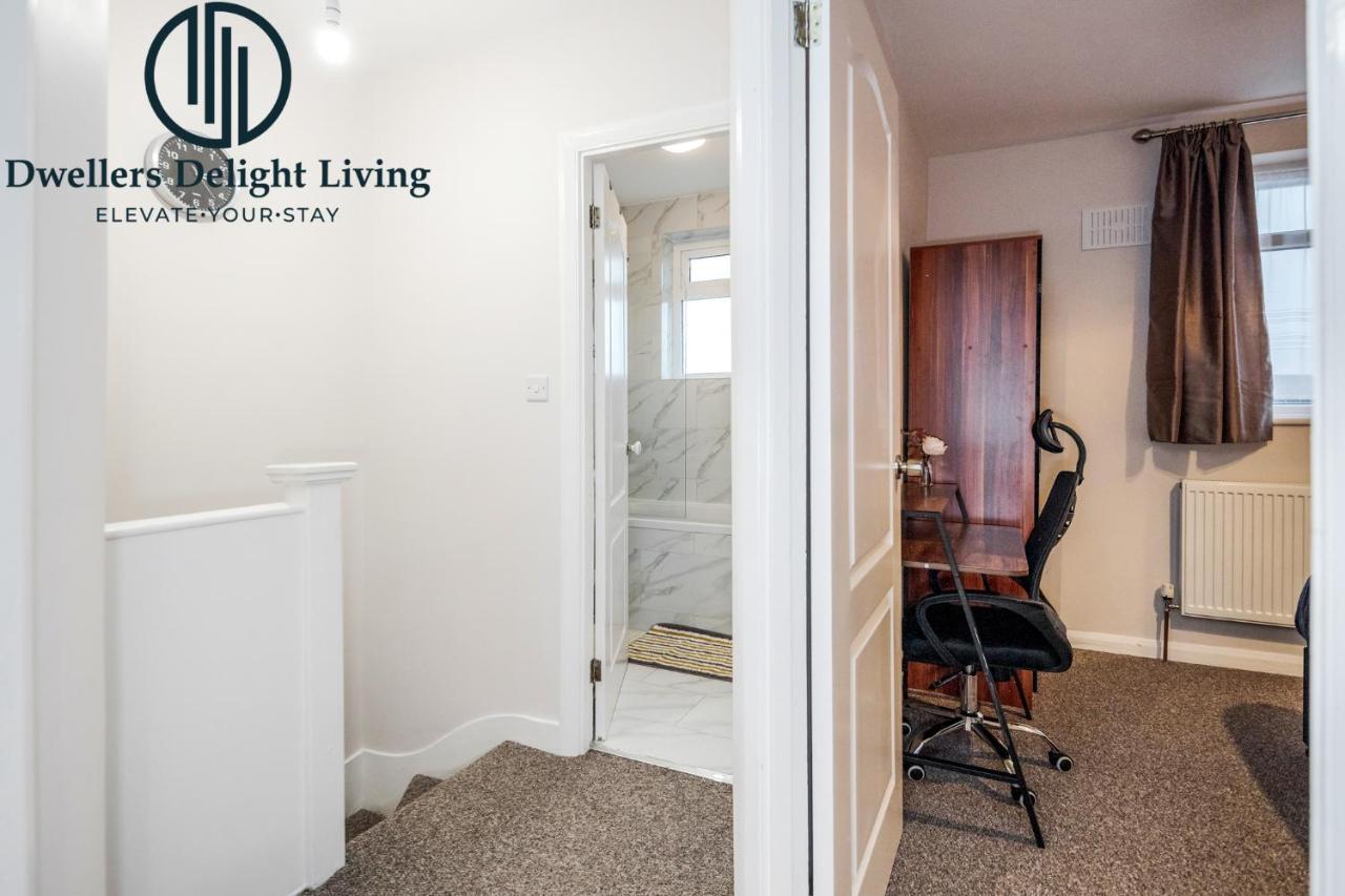 Dwellers Delight Living Ltd Serviced Accommodation Fabulous House 3 Bedroom, Hainault Prime Location ,Greater London With Parking & Wifi, 2 Bathroom, Garden تشيجويل المظهر الخارجي الصورة