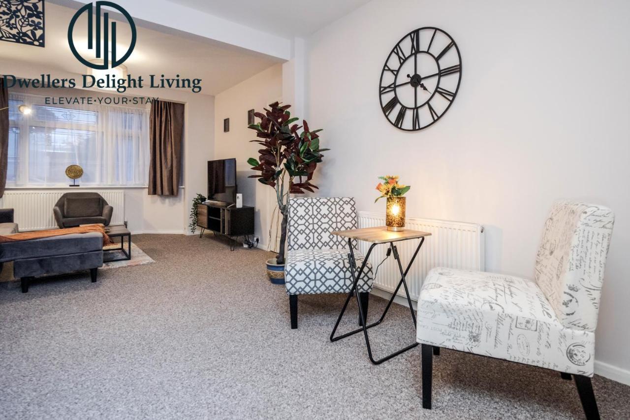 Dwellers Delight Living Ltd Serviced Accommodation Fabulous House 3 Bedroom, Hainault Prime Location ,Greater London With Parking & Wifi, 2 Bathroom, Garden تشيجويل المظهر الخارجي الصورة