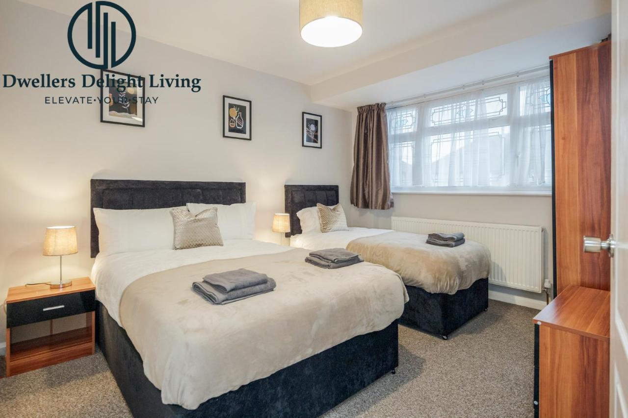 Dwellers Delight Living Ltd Serviced Accommodation Fabulous House 3 Bedroom, Hainault Prime Location ,Greater London With Parking & Wifi, 2 Bathroom, Garden تشيجويل المظهر الخارجي الصورة
