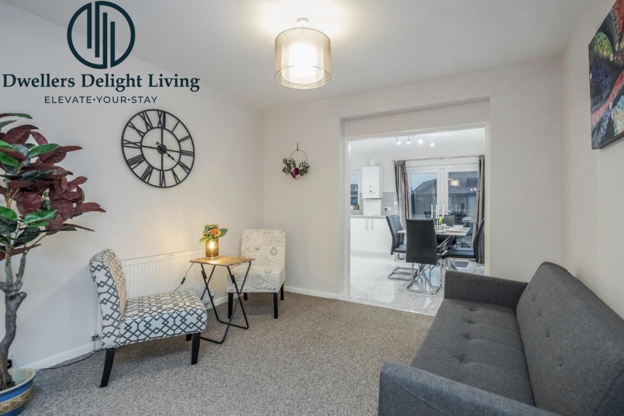 Dwellers Delight Living Ltd Serviced Accommodation Fabulous House 3 Bedroom, Hainault Prime Location ,Greater London With Parking & Wifi, 2 Bathroom, Garden تشيجويل المظهر الخارجي الصورة