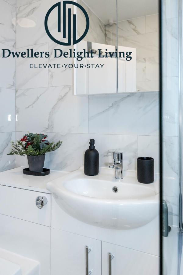 Dwellers Delight Living Ltd Serviced Accommodation Fabulous House 3 Bedroom, Hainault Prime Location ,Greater London With Parking & Wifi, 2 Bathroom, Garden تشيجويل المظهر الخارجي الصورة