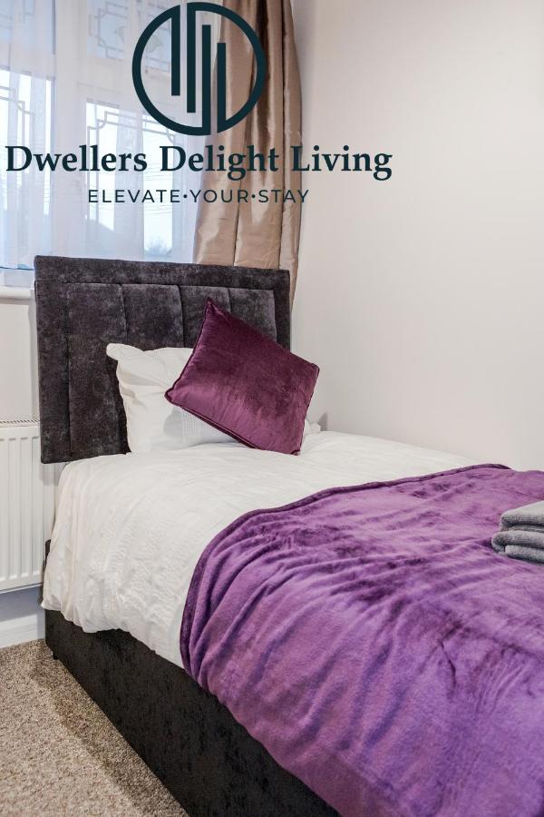 Dwellers Delight Living Ltd Serviced Accommodation Fabulous House 3 Bedroom, Hainault Prime Location ,Greater London With Parking & Wifi, 2 Bathroom, Garden تشيجويل المظهر الخارجي الصورة