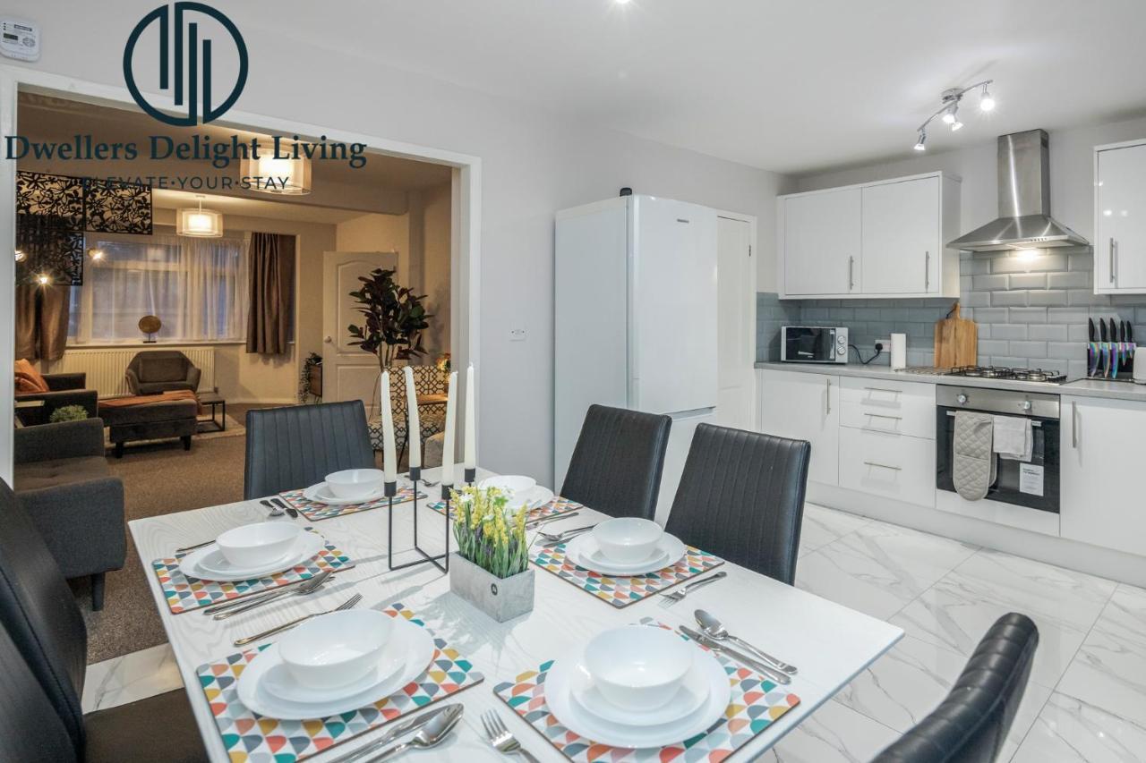 Dwellers Delight Living Ltd Serviced Accommodation Fabulous House 3 Bedroom, Hainault Prime Location ,Greater London With Parking & Wifi, 2 Bathroom, Garden تشيجويل المظهر الخارجي الصورة