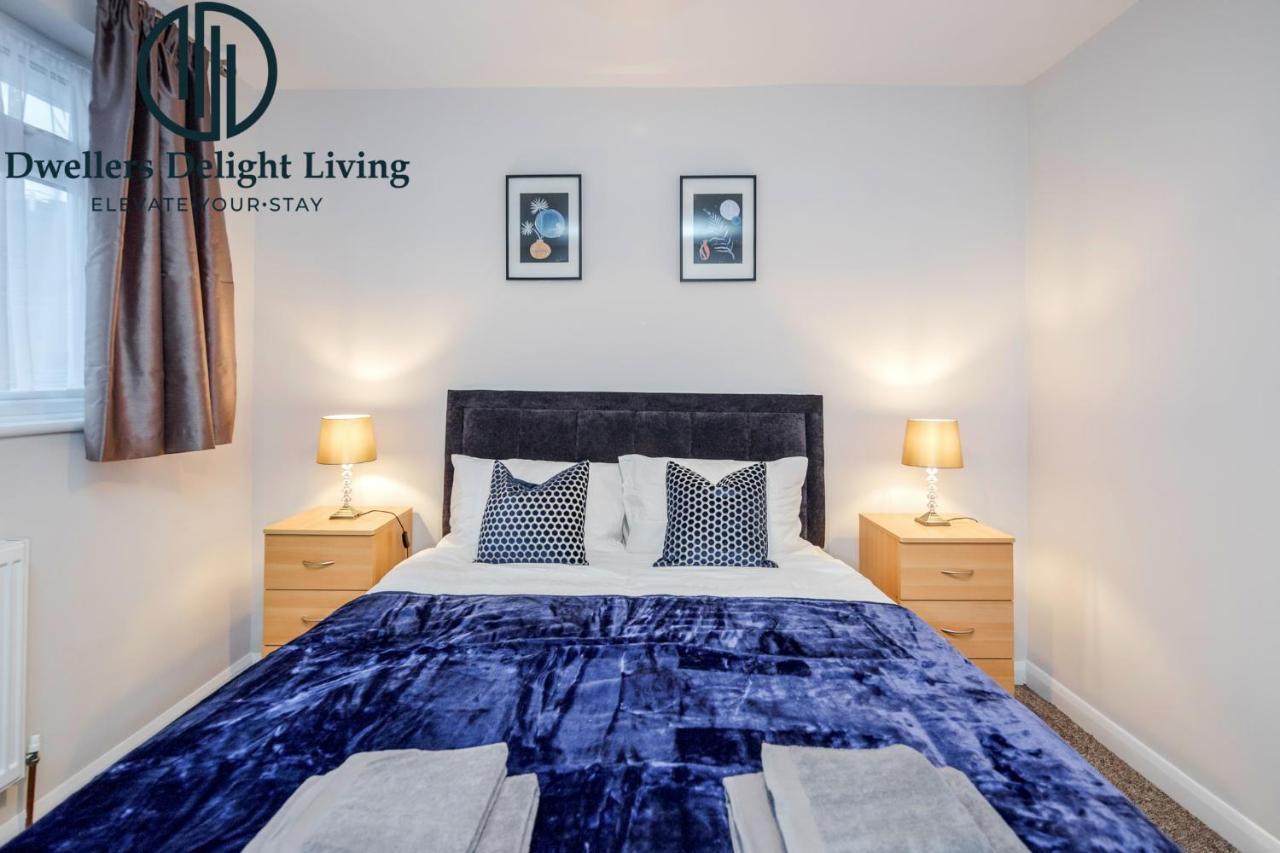 Dwellers Delight Living Ltd Serviced Accommodation Fabulous House 3 Bedroom, Hainault Prime Location ,Greater London With Parking & Wifi, 2 Bathroom, Garden تشيجويل المظهر الخارجي الصورة