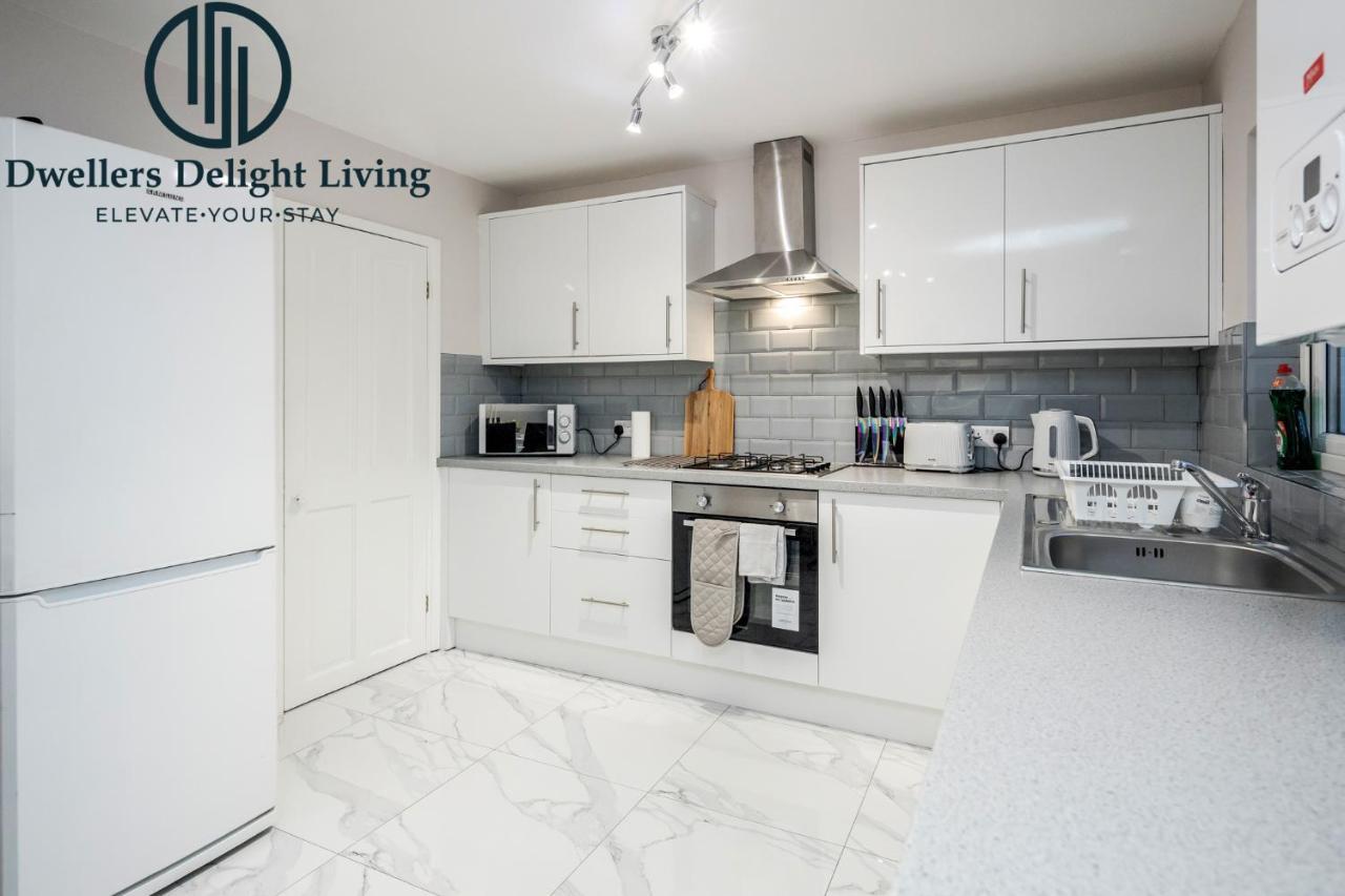 Dwellers Delight Living Ltd Serviced Accommodation Fabulous House 3 Bedroom, Hainault Prime Location ,Greater London With Parking & Wifi, 2 Bathroom, Garden تشيجويل المظهر الخارجي الصورة