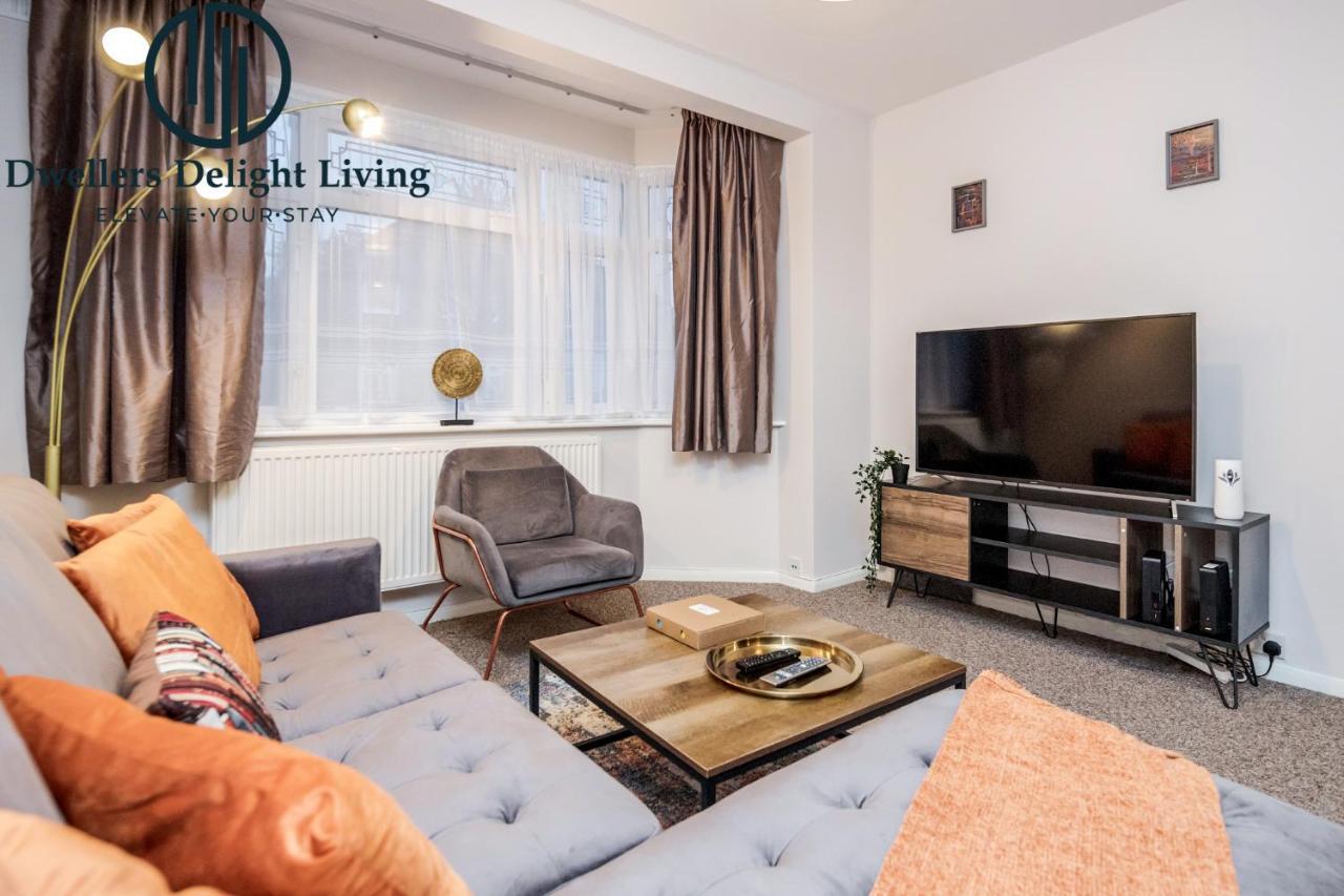 Dwellers Delight Living Ltd Serviced Accommodation Fabulous House 3 Bedroom, Hainault Prime Location ,Greater London With Parking & Wifi, 2 Bathroom, Garden تشيجويل المظهر الخارجي الصورة
