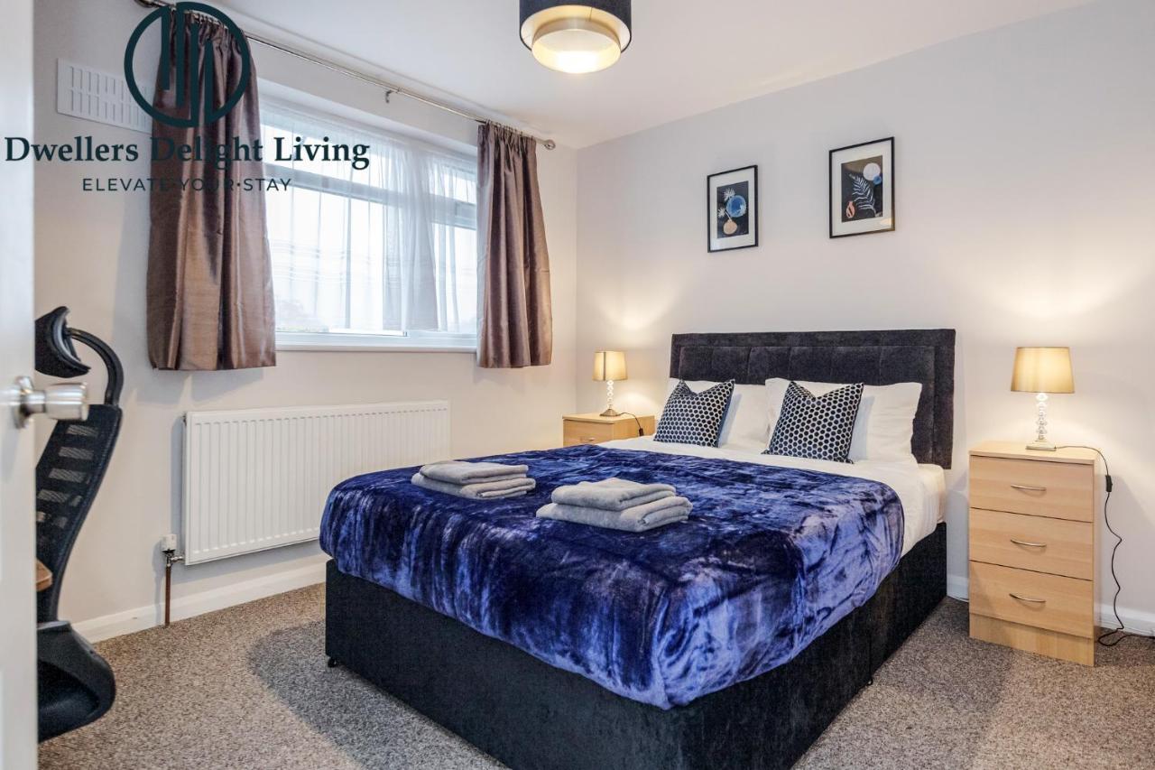 Dwellers Delight Living Ltd Serviced Accommodation Fabulous House 3 Bedroom, Hainault Prime Location ,Greater London With Parking & Wifi, 2 Bathroom, Garden تشيجويل المظهر الخارجي الصورة