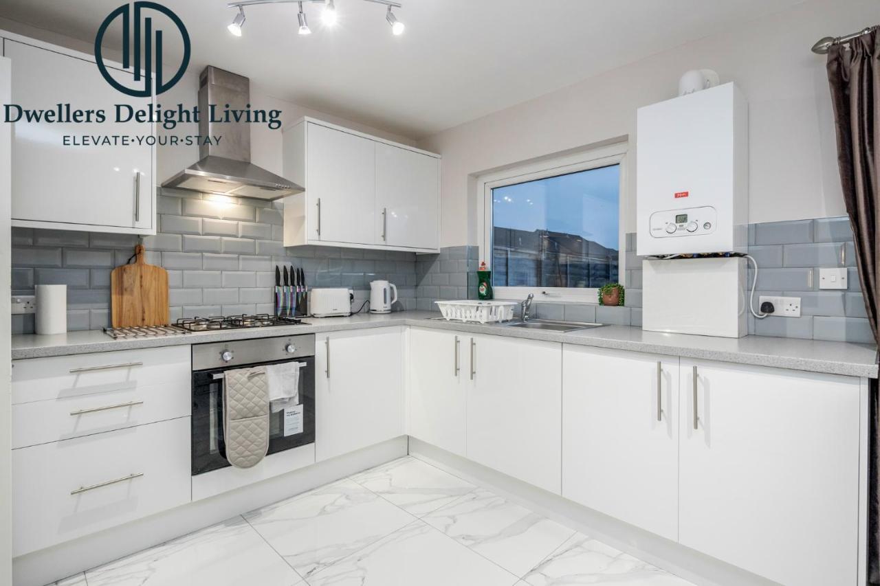 Dwellers Delight Living Ltd Serviced Accommodation Fabulous House 3 Bedroom, Hainault Prime Location ,Greater London With Parking & Wifi, 2 Bathroom, Garden تشيجويل المظهر الخارجي الصورة