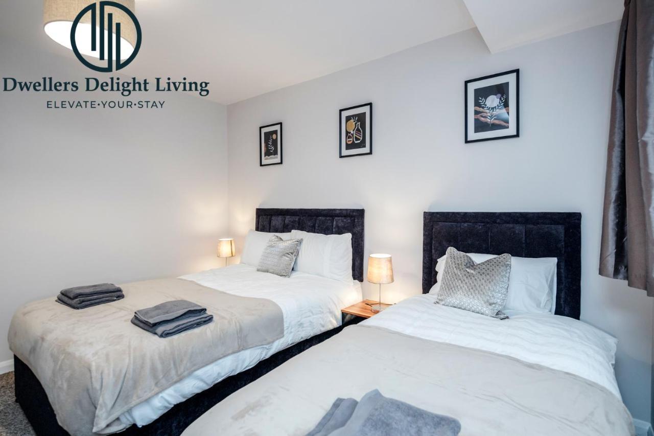 Dwellers Delight Living Ltd Serviced Accommodation Fabulous House 3 Bedroom, Hainault Prime Location ,Greater London With Parking & Wifi, 2 Bathroom, Garden تشيجويل المظهر الخارجي الصورة