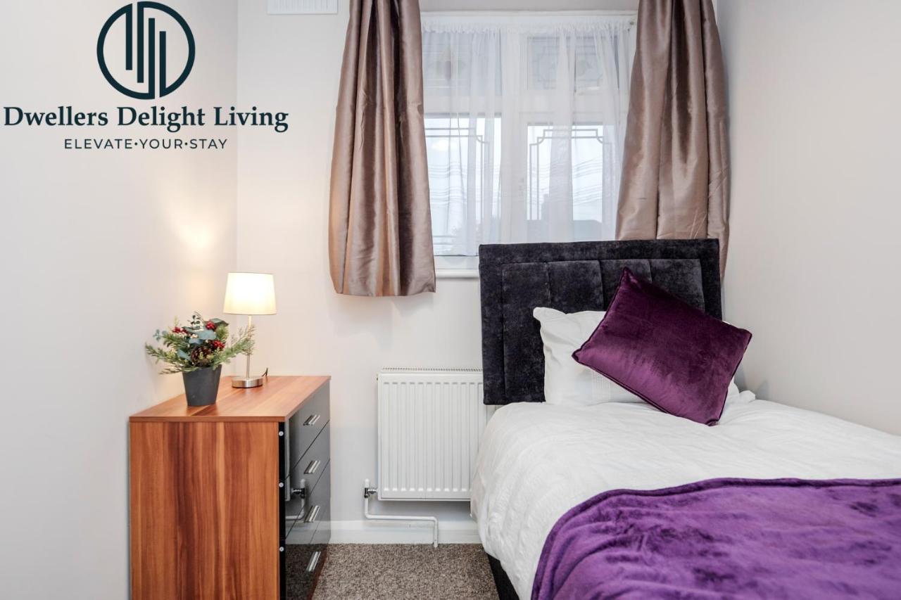 Dwellers Delight Living Ltd Serviced Accommodation Fabulous House 3 Bedroom, Hainault Prime Location ,Greater London With Parking & Wifi, 2 Bathroom, Garden تشيجويل المظهر الخارجي الصورة