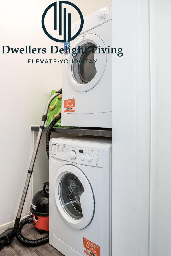 Dwellers Delight Living Ltd Serviced Accommodation Fabulous House 3 Bedroom, Hainault Prime Location ,Greater London With Parking & Wifi, 2 Bathroom, Garden تشيجويل المظهر الخارجي الصورة