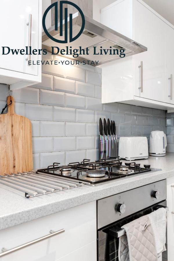 Dwellers Delight Living Ltd Serviced Accommodation Fabulous House 3 Bedroom, Hainault Prime Location ,Greater London With Parking & Wifi, 2 Bathroom, Garden تشيجويل المظهر الخارجي الصورة
